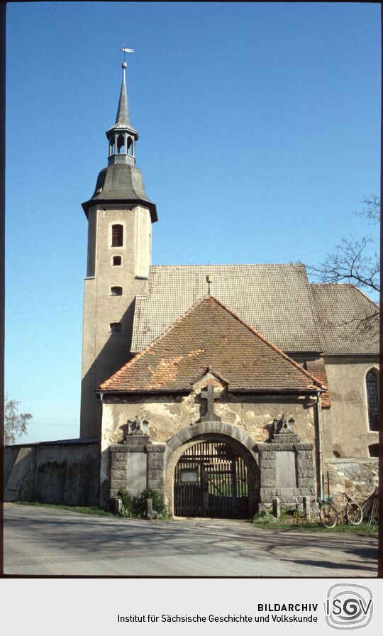 Kriegerdenkmal und Tor zum Kirchhof Diehsa