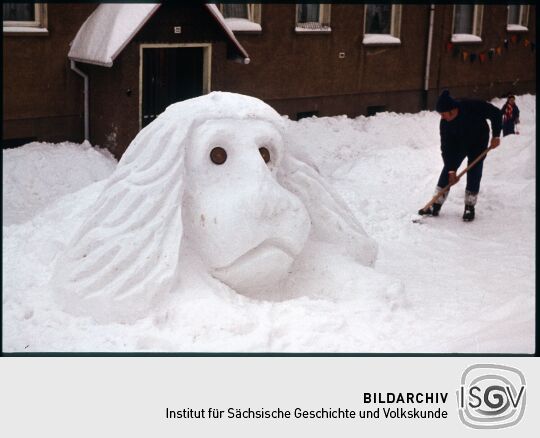 Schneeskulptur (Hund?) beim Ski- und Eisfasching in Geising
