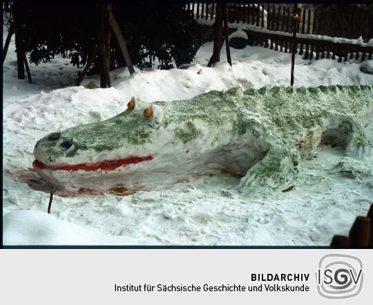 Schneeskulptur (Krokodil) beim Ski- und Eisfasching in Geising