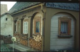 Bild: Umgebindehaus in Waltersdorf mit Brennholzvorräten und Leiter