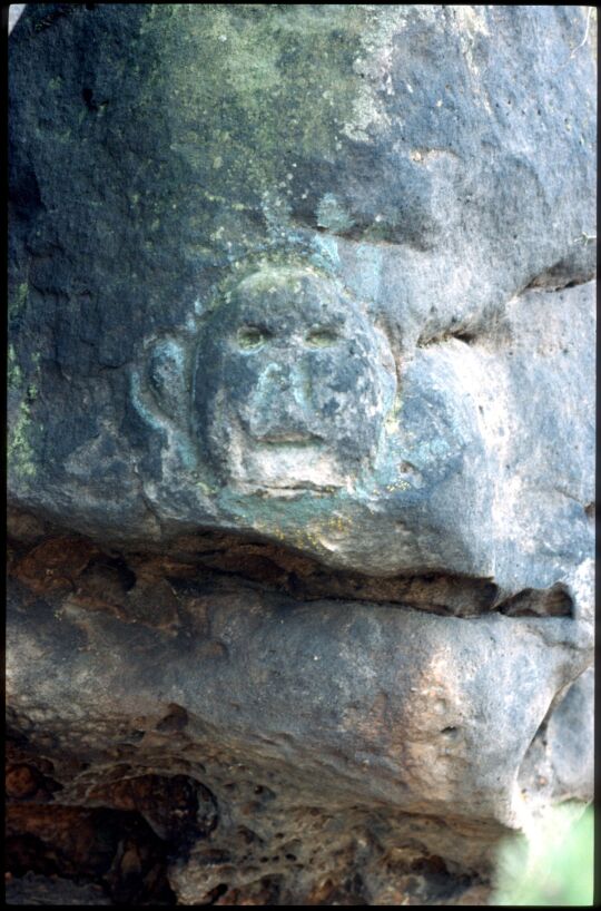Ein eingeritzter Kopf im Sandstein des Arnsteins  bei Saupsdorf