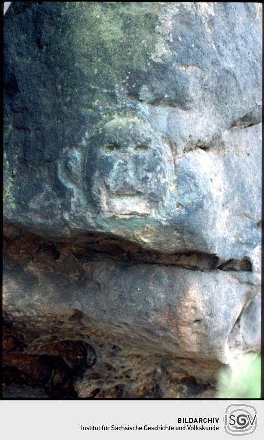 Ein eingeritzter Kopf im Sandstein des Arnsteins  bei Saupsdorf