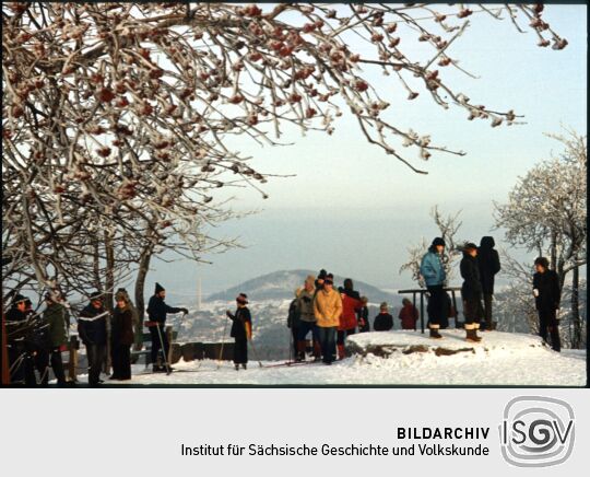 Skiläufer und andere Besucher auf dem Kahleberg bei Altenberg