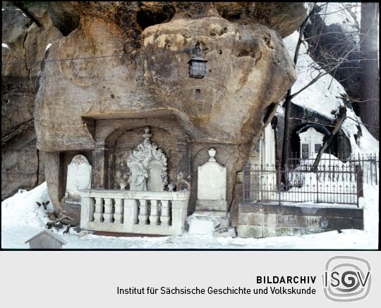 Grabsteine des Bergfriedhof auf dem Berg Oybin im Winter