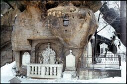 Bild: Grabsteine des Bergfriedhof auf dem Berg Oybin im Winter