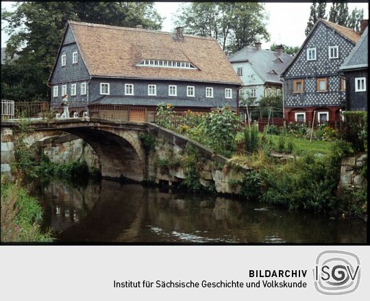 Umgebindehäusern und Brücke in Großschönau