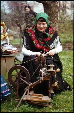 Bild: Frau in Tracht an einem Spinnrad in Leutersdorf