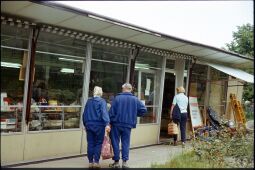 Bild: Drei Personen vor einem Geschäft (unbekannter Ort, evtl. Riesa)