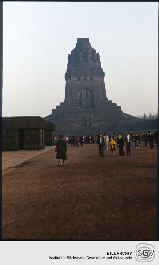 Besucher vor dem Völkerschlachtdenkmal in Leipzig