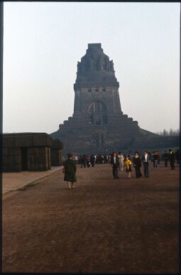 Bild: Besucher vor dem Völkerschlachtdenkmal in Leipzig