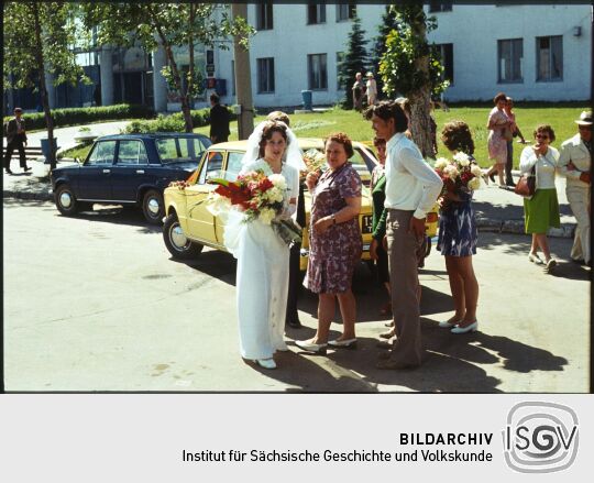 Braut und Hochzeitsgäste in Leipzig