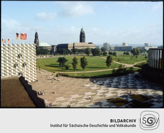 Blick von der Prager Straße mit dem Centrums-Warenhaus zur Kreuzkirche und dem Rathaus