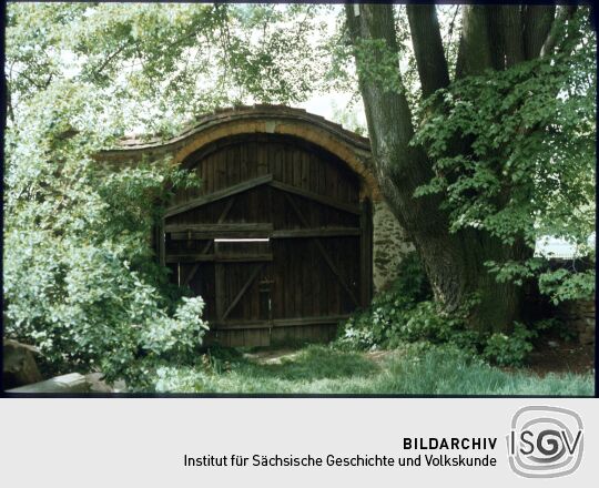 Tor zum Pfarrhof in Lomnitz