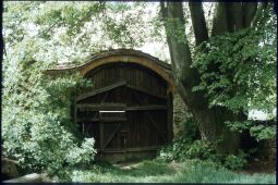 Bild: Tor zum Pfarrhof in Lomnitz