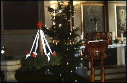 Bild: Adventskranz in der weihnachtlich geschmückten Kirche Wachau