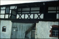 Bild: Offener Laubengang an einem Fachwerkgebäude in Schweinerden 1993/1994