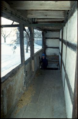 Bild: Offener Laubengang an einem Fachwerkgebäude in Schweinerden 1993/1994