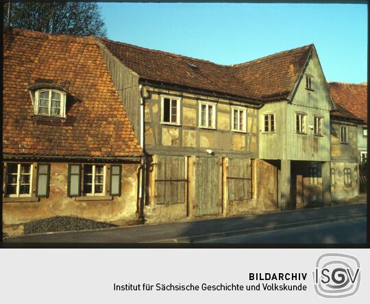 Fachwerkbau mit auskragendem Gebäudeteil, Hauptstraße 104 Neukirch in der Lausitz