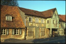 Bild: Fachwerkbau mit auskragendem Gebäudeteil, Hauptstraße 104 Neukirch in der Lausitz