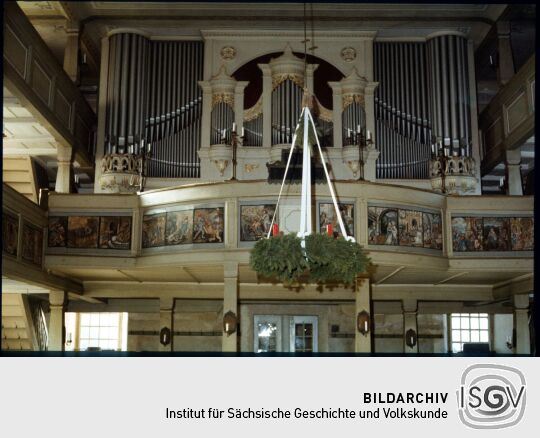 Adventskranz vor der Orgelempore in der Kirche Wachau