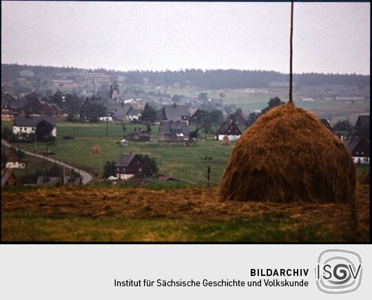 Blick auf Zinnwald-Gerogenfeld mit einem Heuschober im Vordergrund