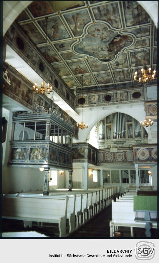 Blick vom Altar in die Kirche Leubnitz-Neuostra mit der bemalten Decke