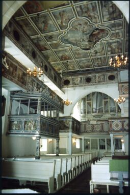 Bild: Blick vom Altar in die Kirche Leubnitz-Neuostra mit der bemalten Decke