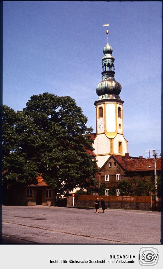 Blick über den August-Bebel-Platz zum Turm der Kirche Hochkirch