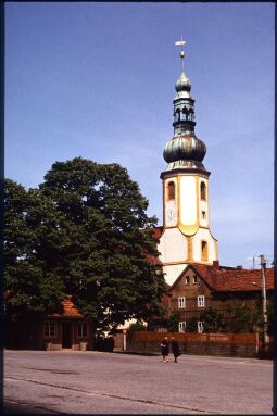Bild: Blick über den August-Bebel-Platz zum Turm der Kirche Hochkirch