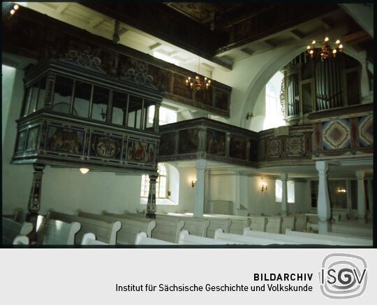 Blick zur Patronatsloge und der Musikempore in der Kirche Leubnitz-Neuostra