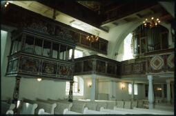 Bild: Blick zur Patronatsloge und der Musikempore in der Kirche Leubnitz-Neuostra