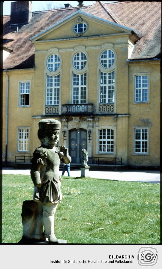 Kinderstatue vor dem Schloss Oberlichtenau