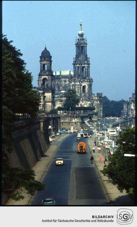 Blick von der Carolabrücke zur Katholischen Hofkirche