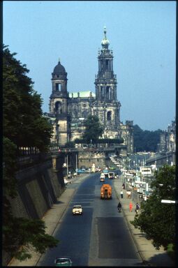 Bild: Blick von der Carolabrücke zur Katholischen Hofkirche