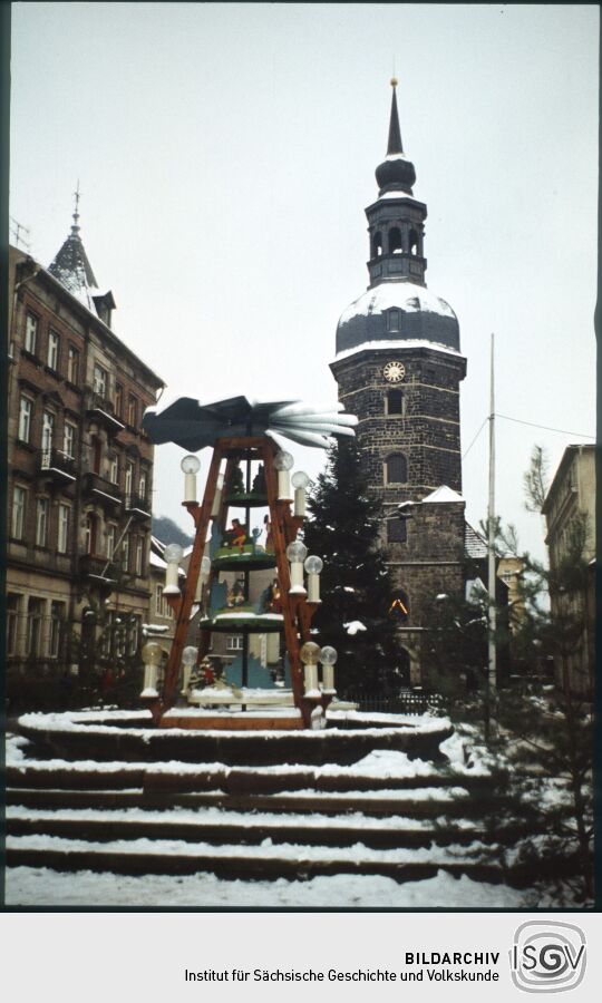 Weihnachtspyramide auf dem Markt vor der Kirche Bad Schandau