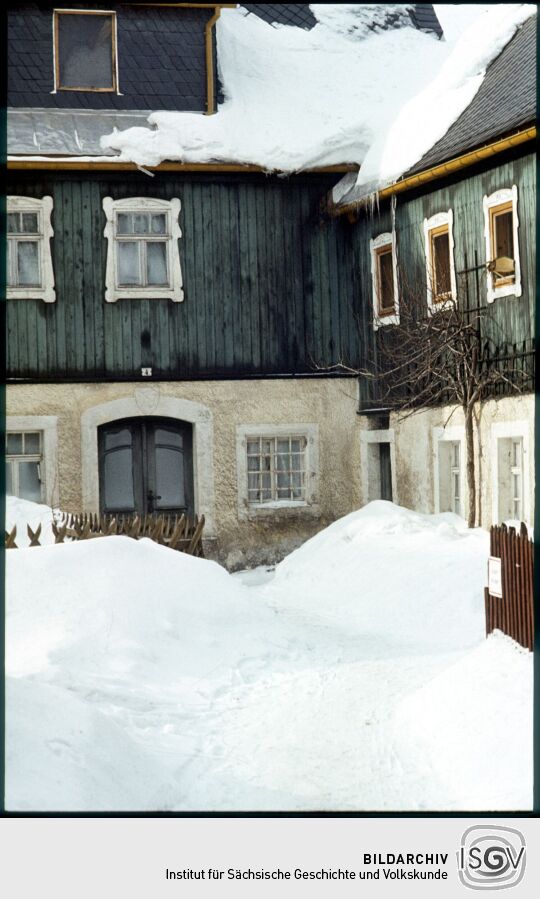 Verschneites Gebäude an der Langen Straße in Geising