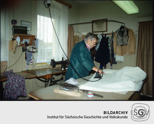 Schneidermeister Deutsch in seiner Schneiderei in Radberg