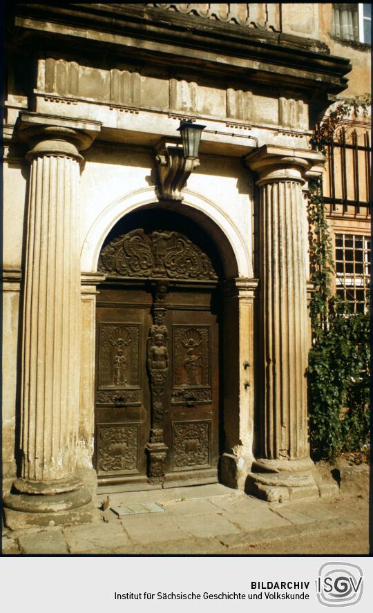 Eingangsportal von Schloss Hermsdorf