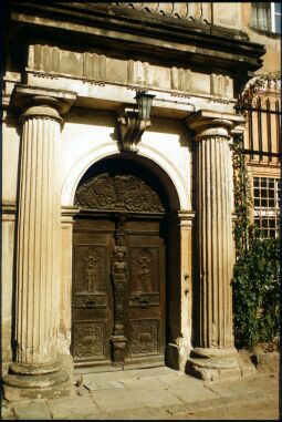 Bild: Eingangsportal von Schloss Hermsdorf