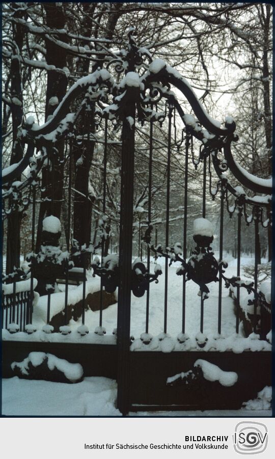 Verschenites Tor zum Park von Schloss Hermsdorf
