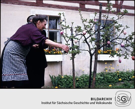 Schmücken eines Osterbaums