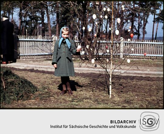 Mädchen an einem Osterbaum in Gohrisch