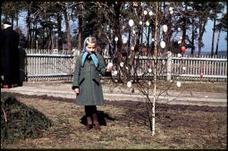 Bild: Mädchen an einem Osterbaum in Gohrisch