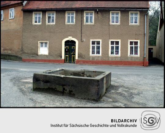 Sandsteineingefasstes Wasserbecken am Polzenberg in Pulsnitz