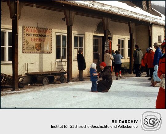 Menschen vor dem Empfangsgebäude des Geisinger Bahnhofs