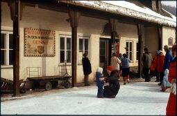 Bild: Menschen vor dem Empfangsgebäude des Geisinger Bahnhofs