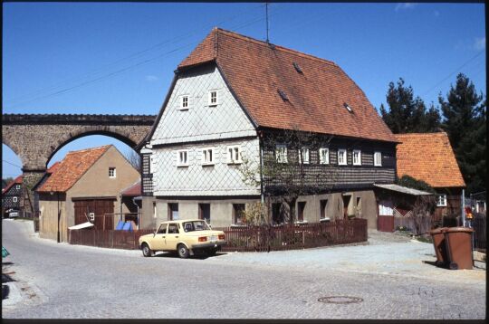 Umgebindehaus vor dem Eisenbahnviadukt in Obercunnersdorf