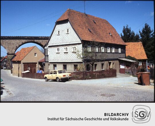 Umgebindehaus vor dem Eisenbahnviadukt in Obercunnersdorf