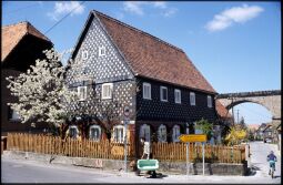 Umgebindehaus vor dem Eisenbahnviadukt in Obercunnersdorf