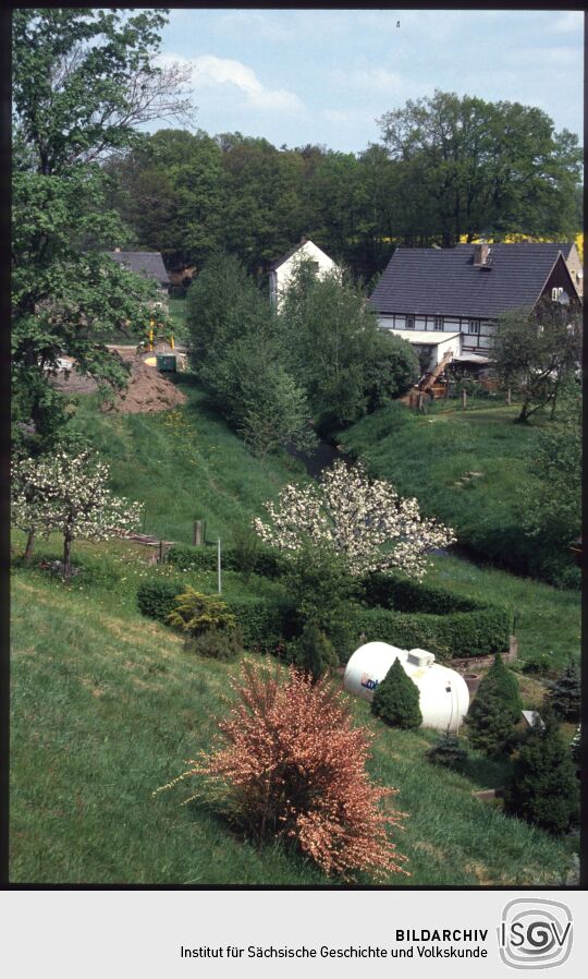 Blick auf Lauenstein mit einem Stahltank im Vordergrund